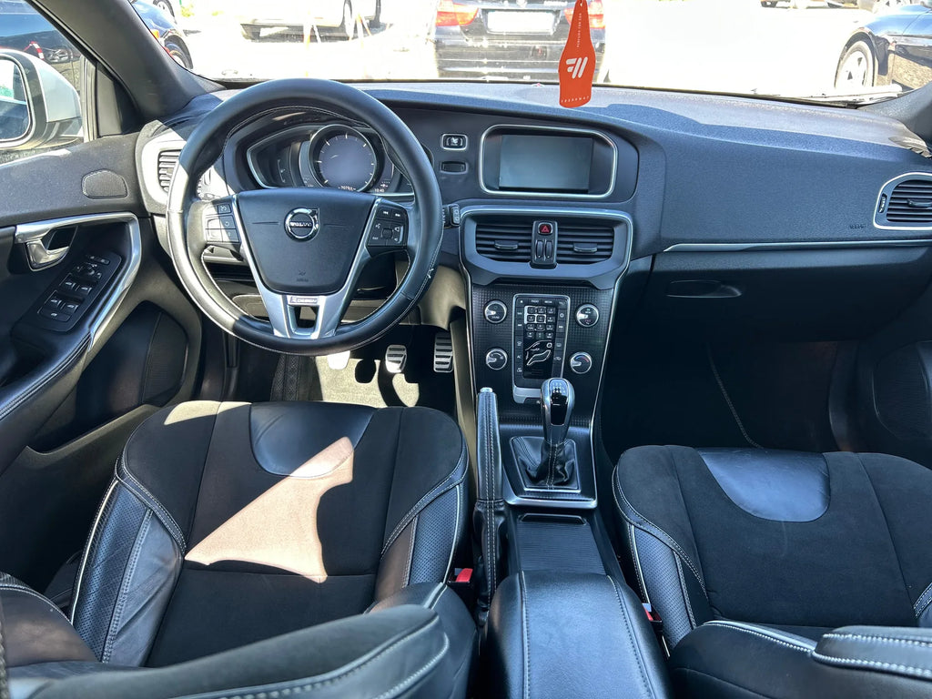 Volvo V40 - 2017 | 2.0 Diesel | Manual | RATE FIXE | Livrare GRATUITA | 12 Luni GARANTIE